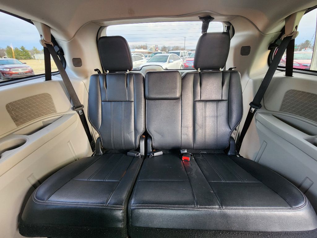 2013 Chrysler Town & Country Image 21