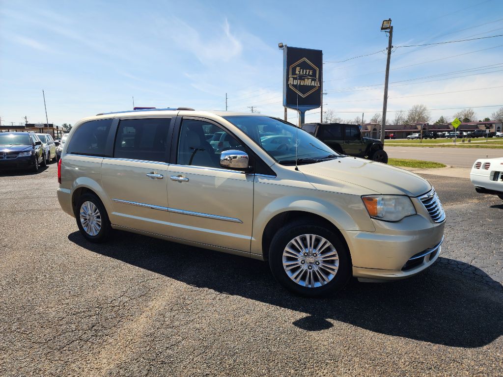 2012 Chrysler Town & Country Image 2