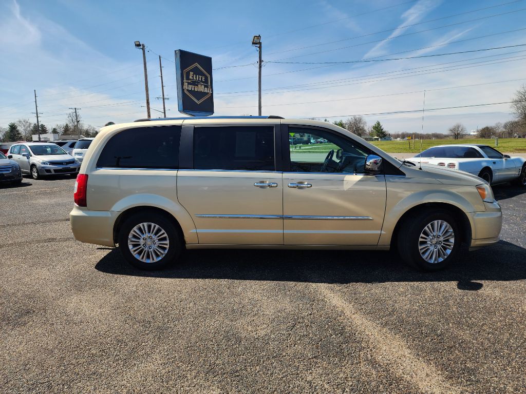 2012 Chrysler Town & Country Image 3