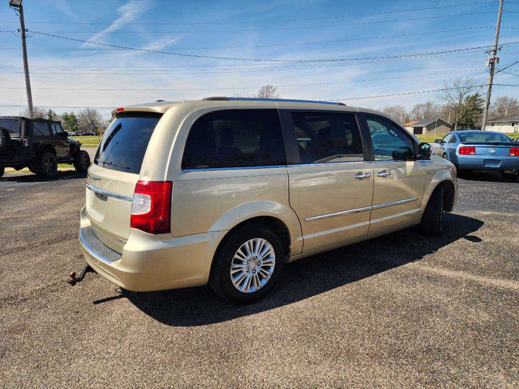 2012 Chrysler Town & Country Image 4