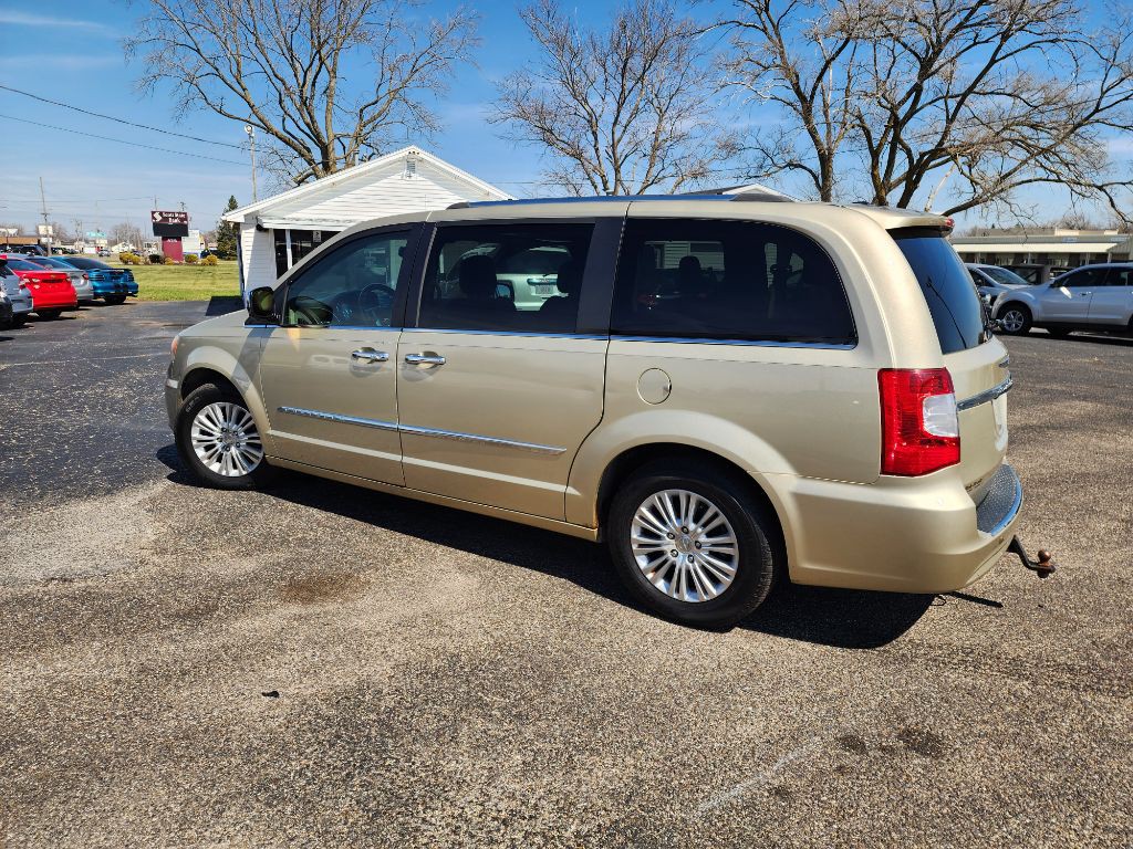 2012 Chrysler Town & Country Image 8