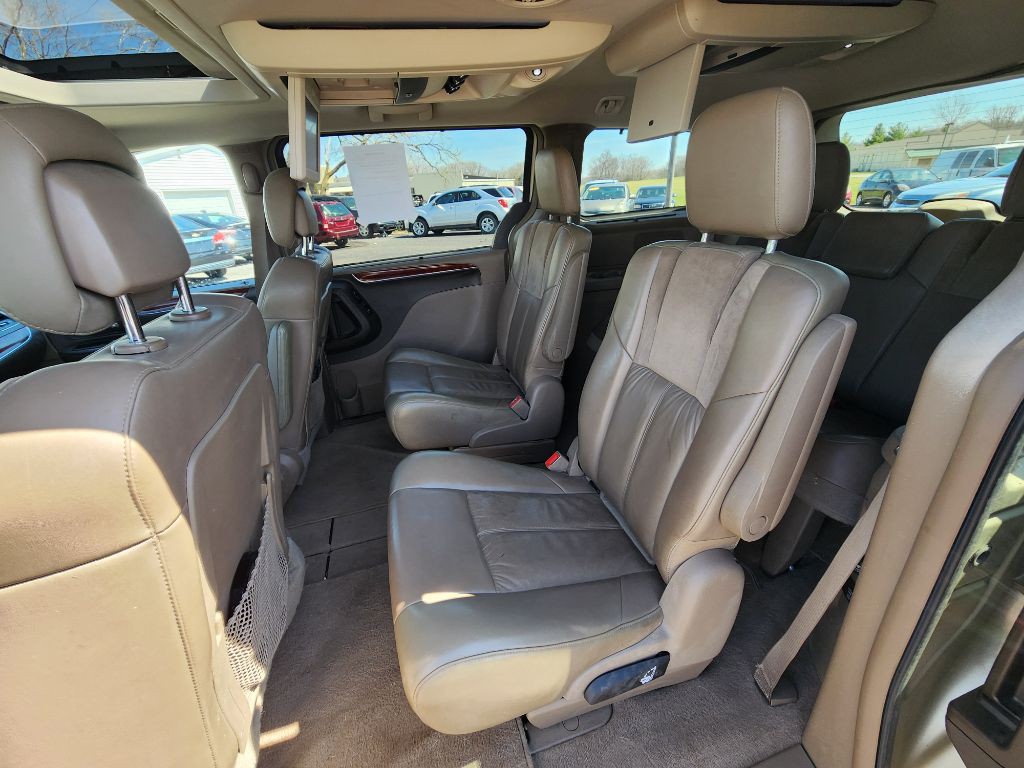 2012 Chrysler Town & Country Image 17