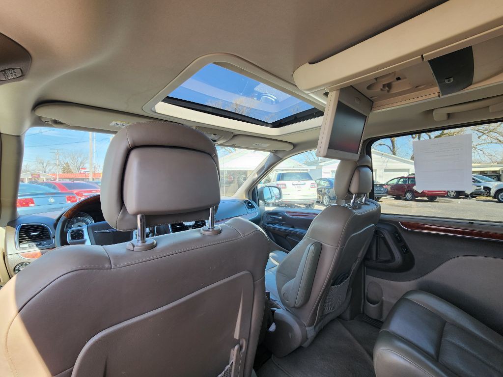 2012 Chrysler Town & Country Image 18
