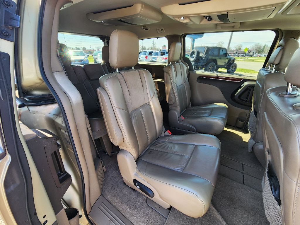 2012 Chrysler Town & Country Image 19