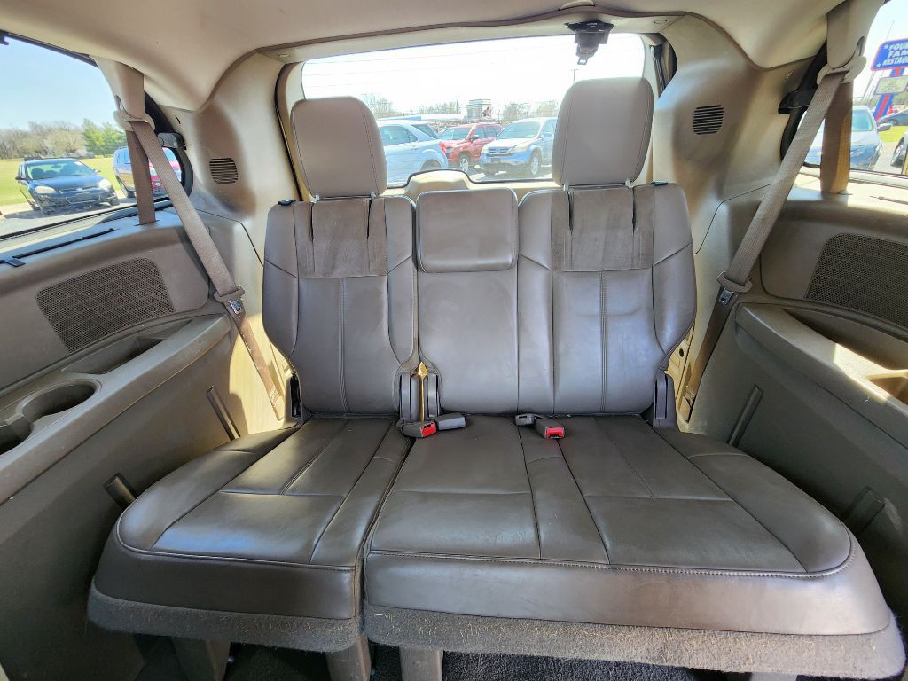 2012 Chrysler Town & Country Image 21