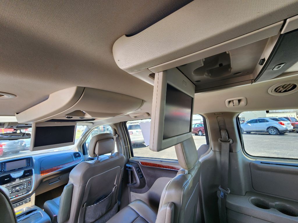 2012 Chrysler Town & Country Image 22