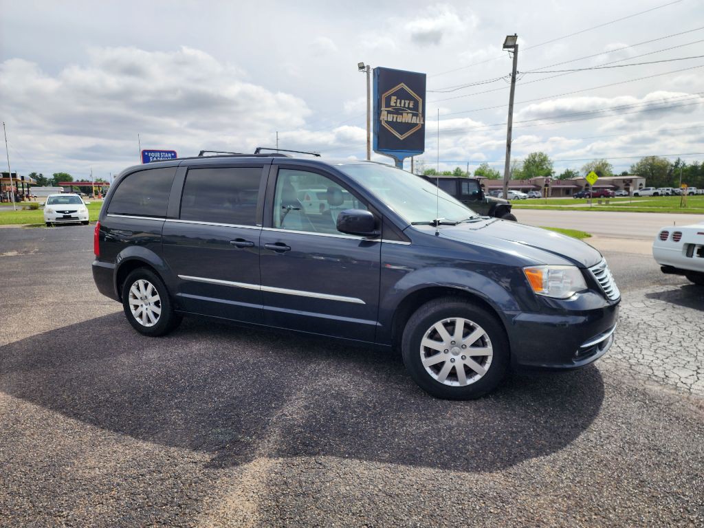 2013 Chrysler Town & Country Image 2