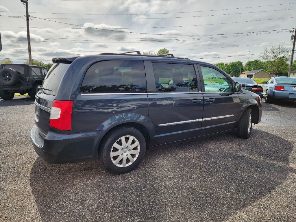 2013 Chrysler Town & Country Image 3