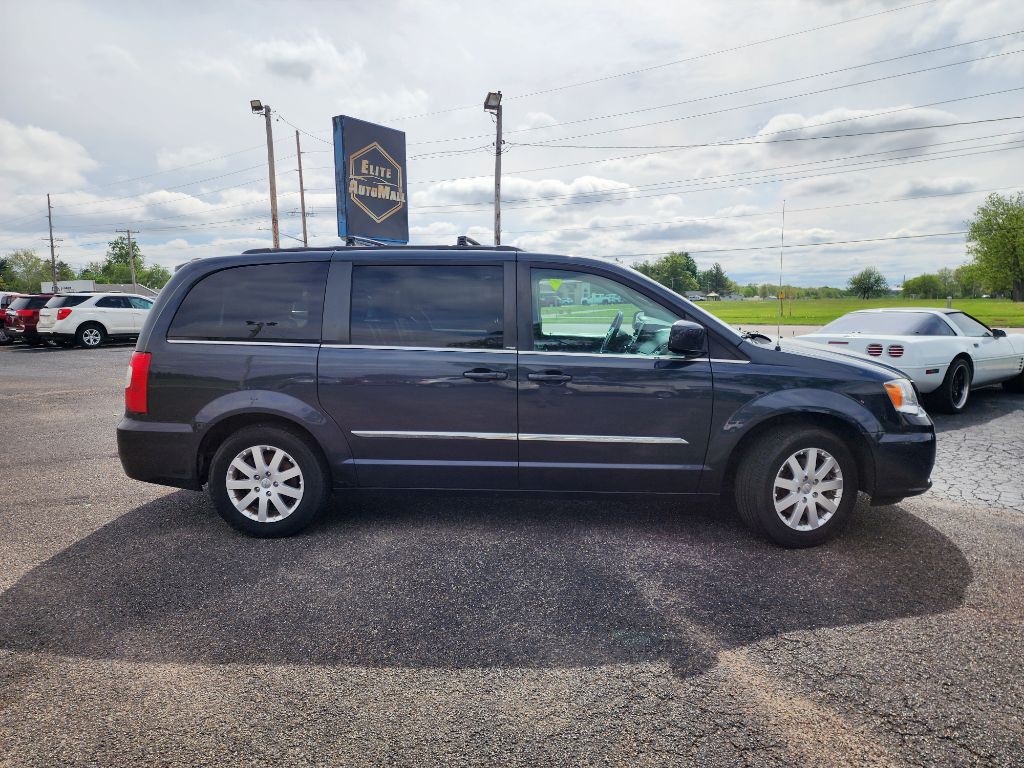 2013 Chrysler Town & Country Image 4