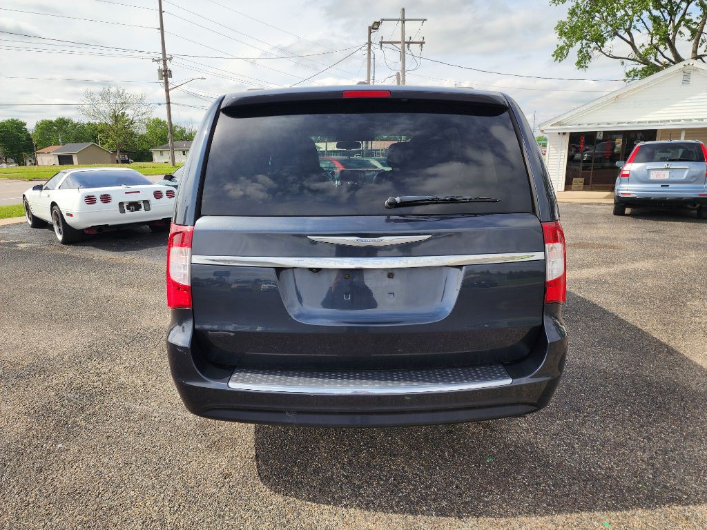 2013 Chrysler Town & Country Image 5