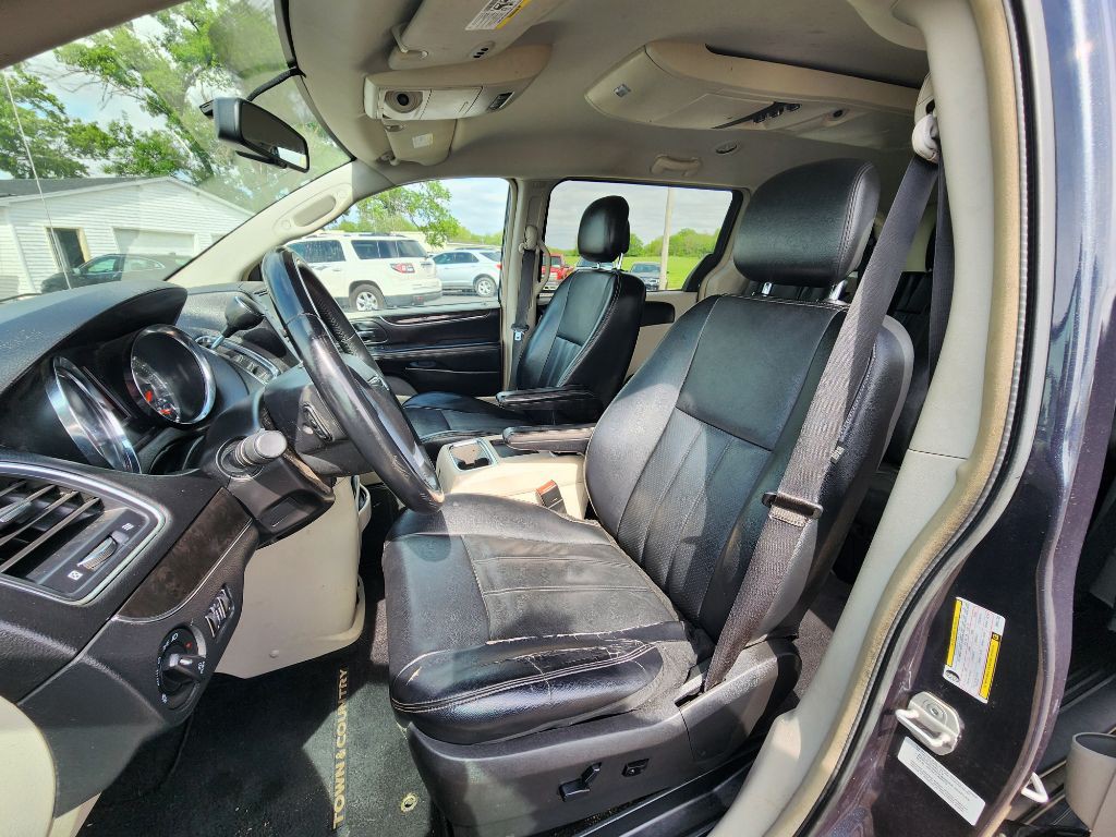 2013 Chrysler Town & Country Image 14