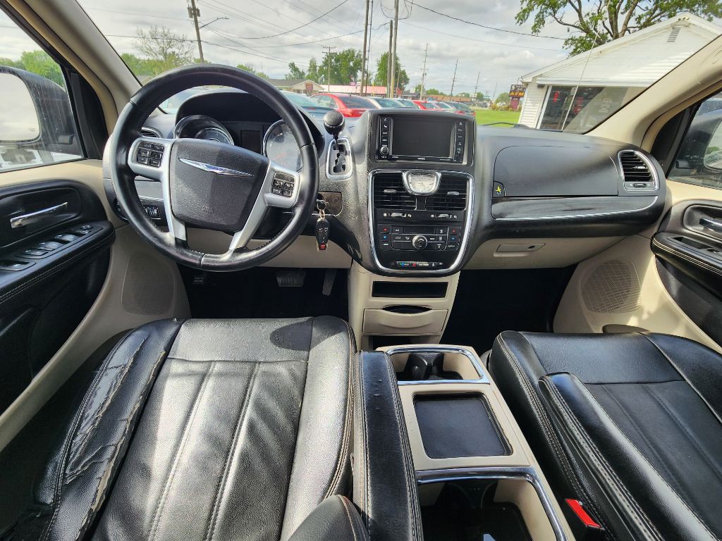2013 Chrysler Town & Country Image 15