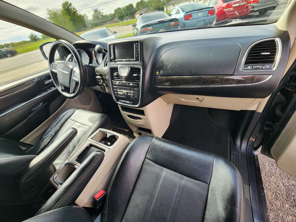 2013 Chrysler Town & Country Image 16