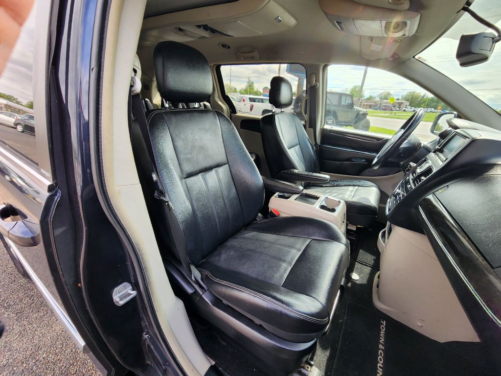 2013 Chrysler Town & Country Image 17