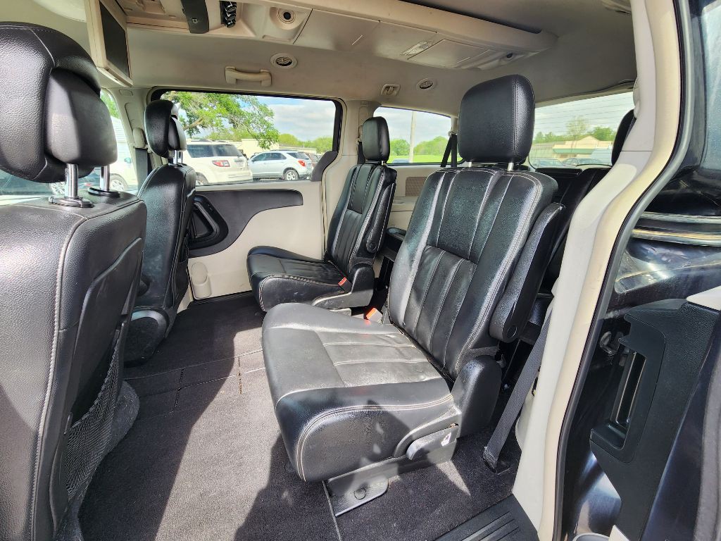 2013 Chrysler Town & Country Image 18