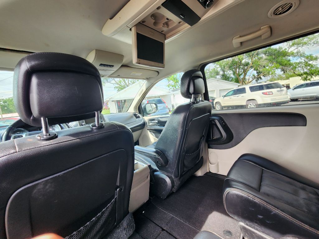 2013 Chrysler Town & Country Image 19