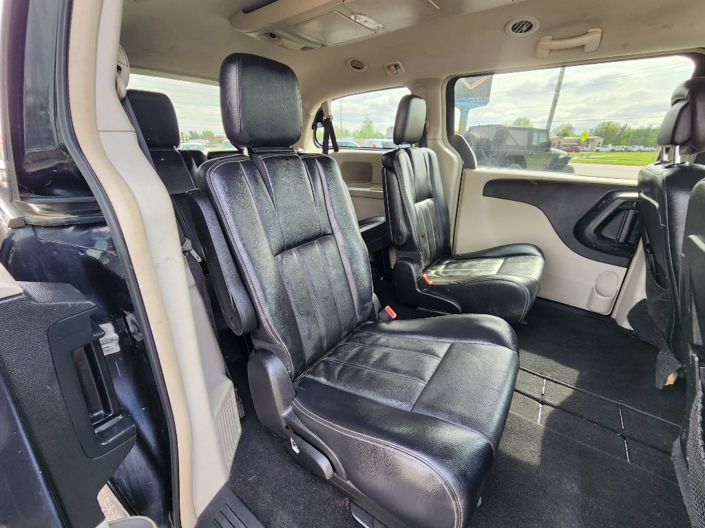 2013 Chrysler Town & Country Image 21