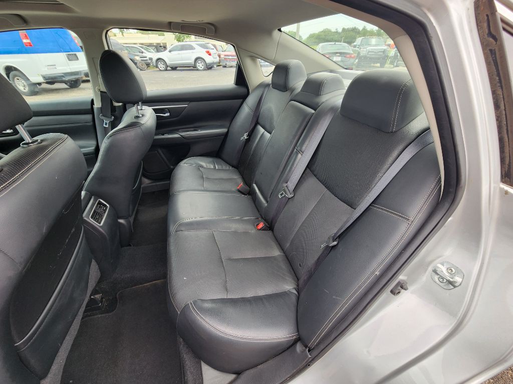 2017 Nissan Altima Image 16