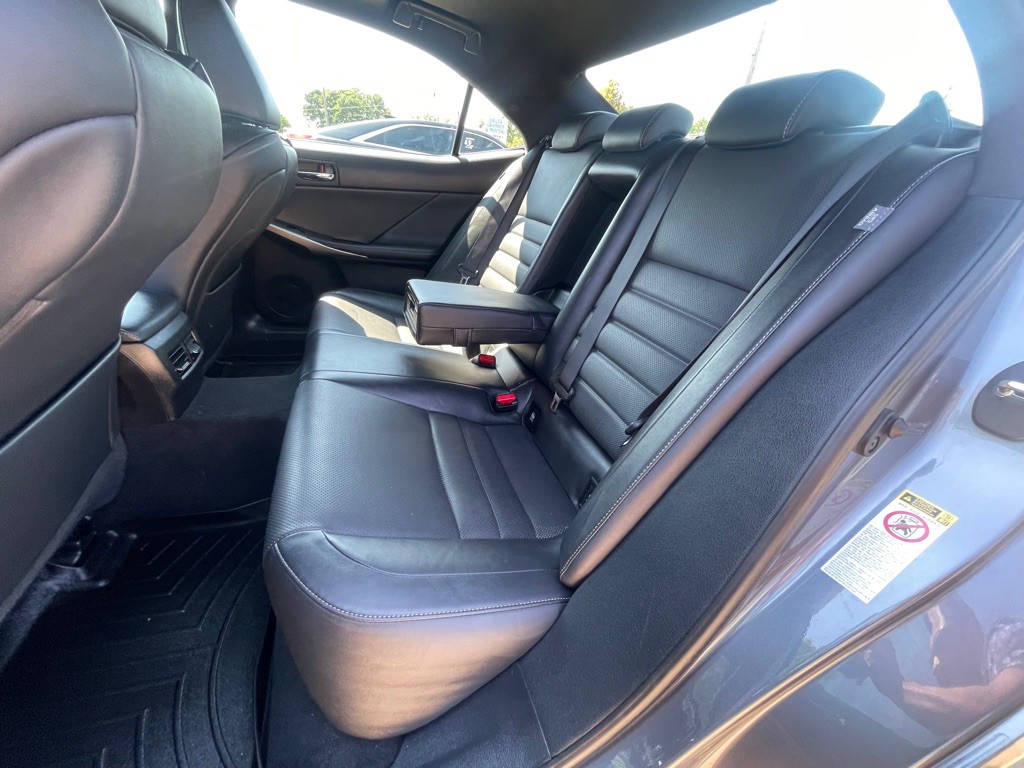 2016 Lexus IS Image 12