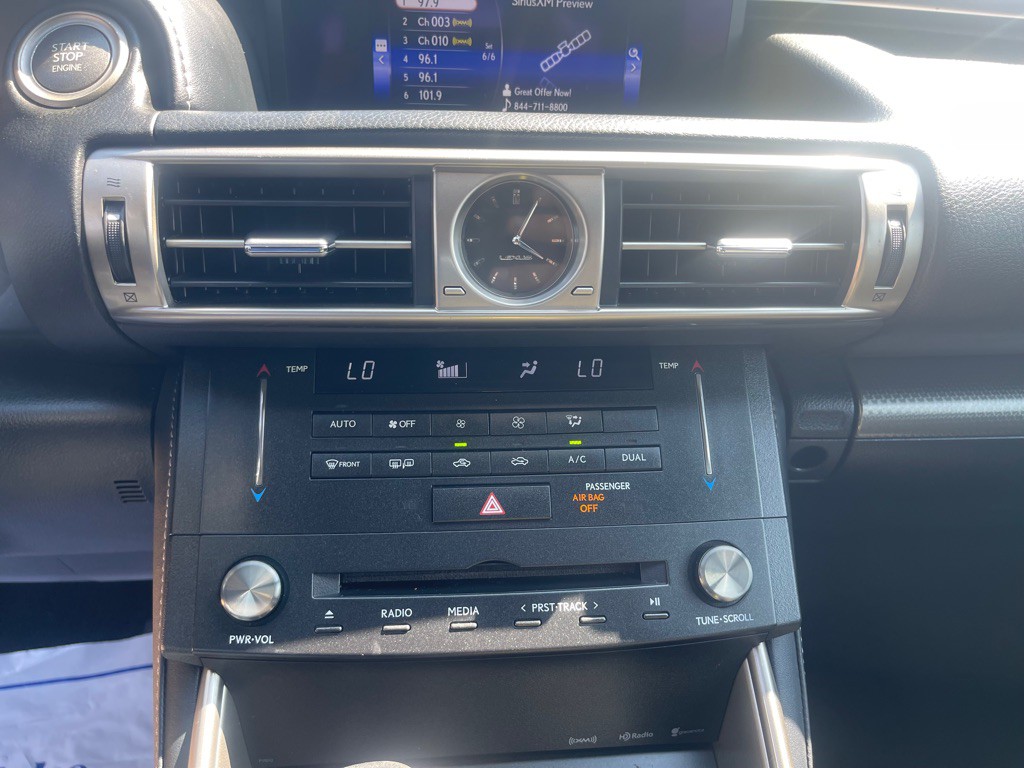 2016 Lexus IS Image 24