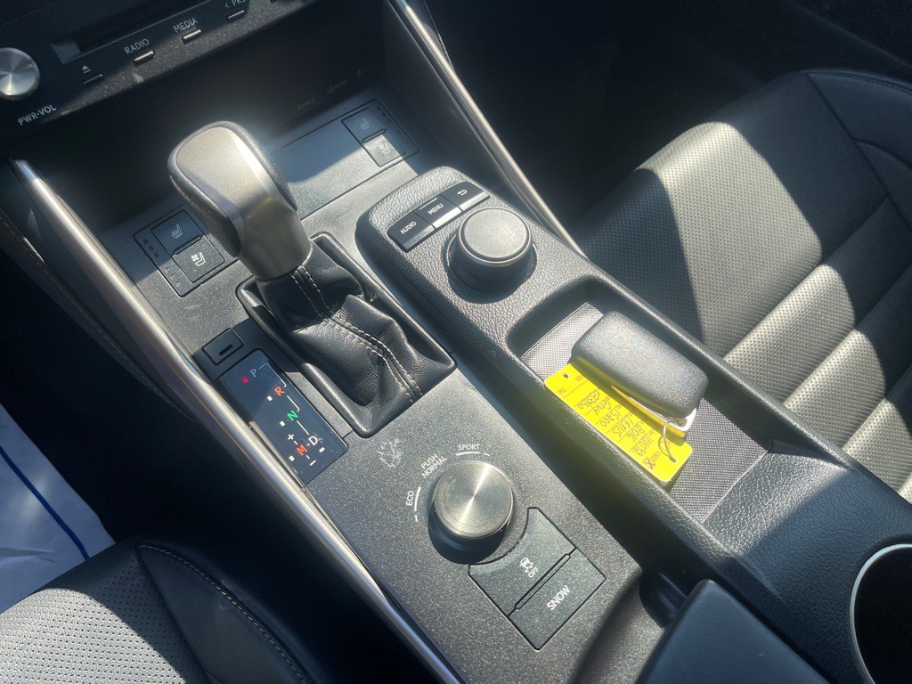 2016 Lexus IS Image 26