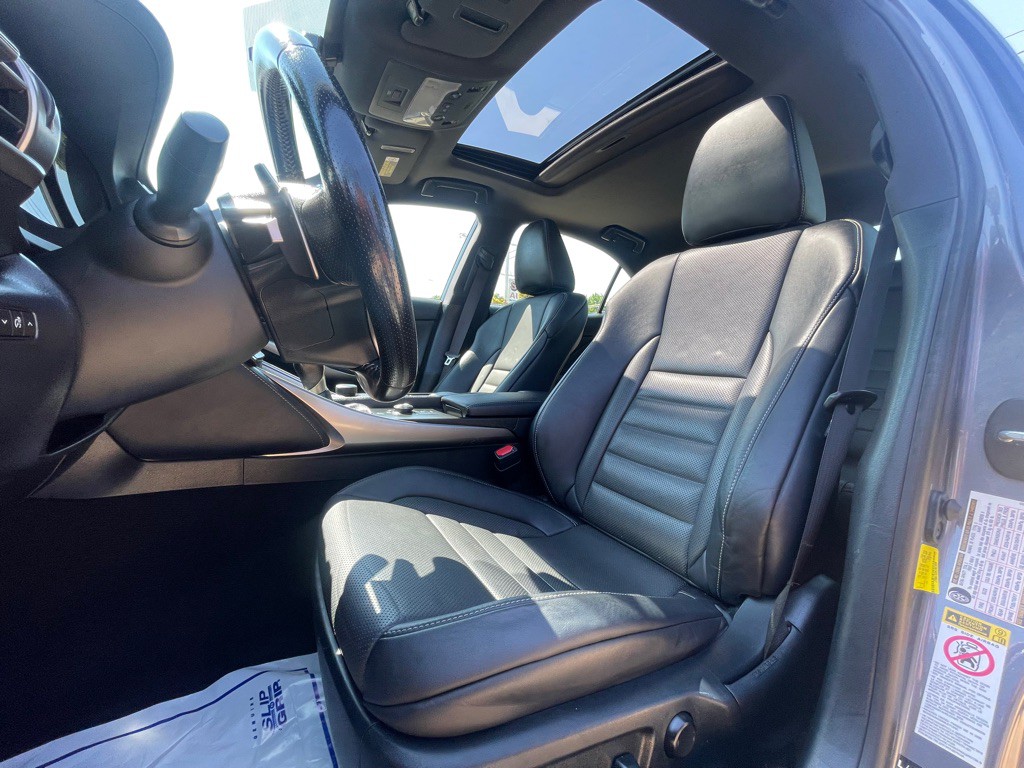 2016 Lexus IS Image 28