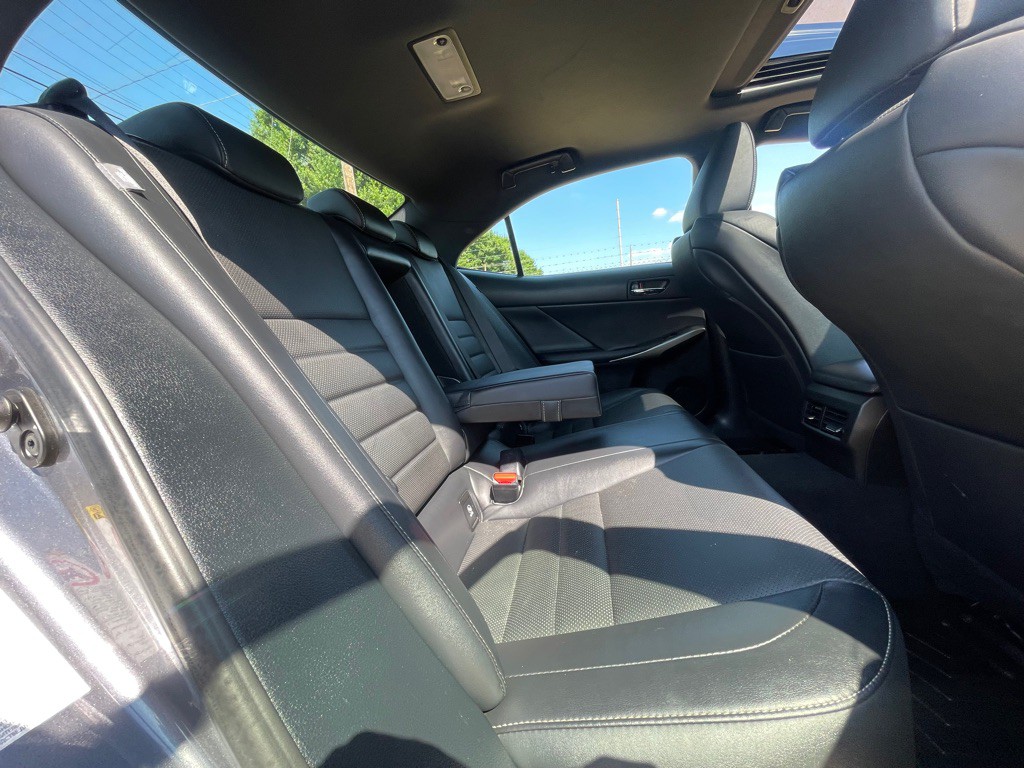 2016 Lexus IS Image 32