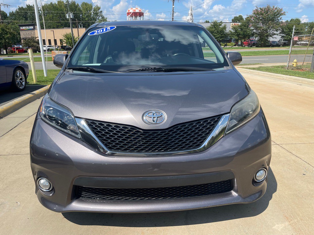 2015 Toyota Sienna Image 2