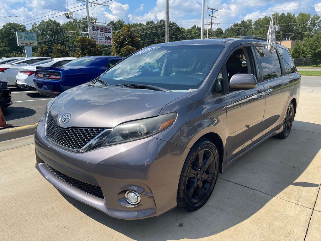 2015 Toyota Sienna Image 3