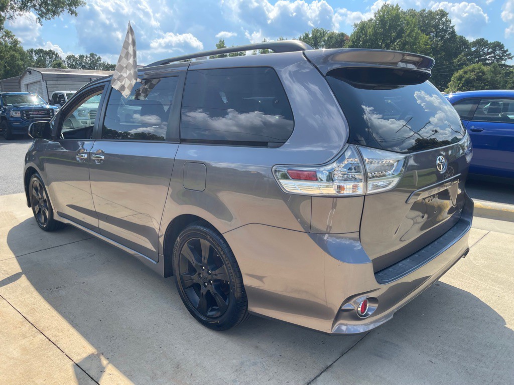 2015 Toyota Sienna Image 5