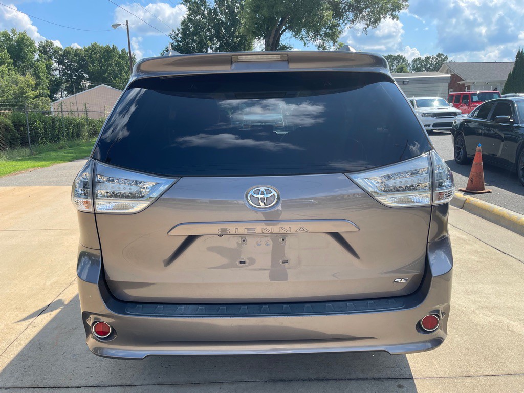 2015 Toyota Sienna Image 6