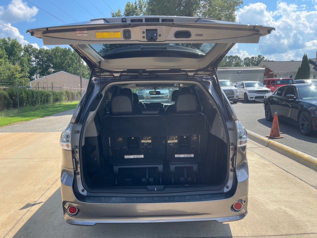 2015 Toyota Sienna Image 8