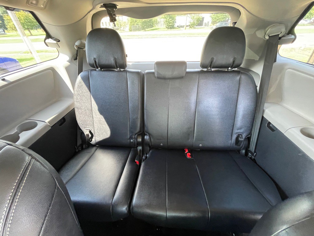 2015 Toyota Sienna Image 11