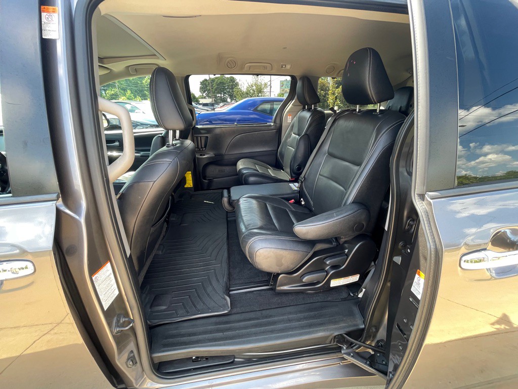 2015 Toyota Sienna Image 12