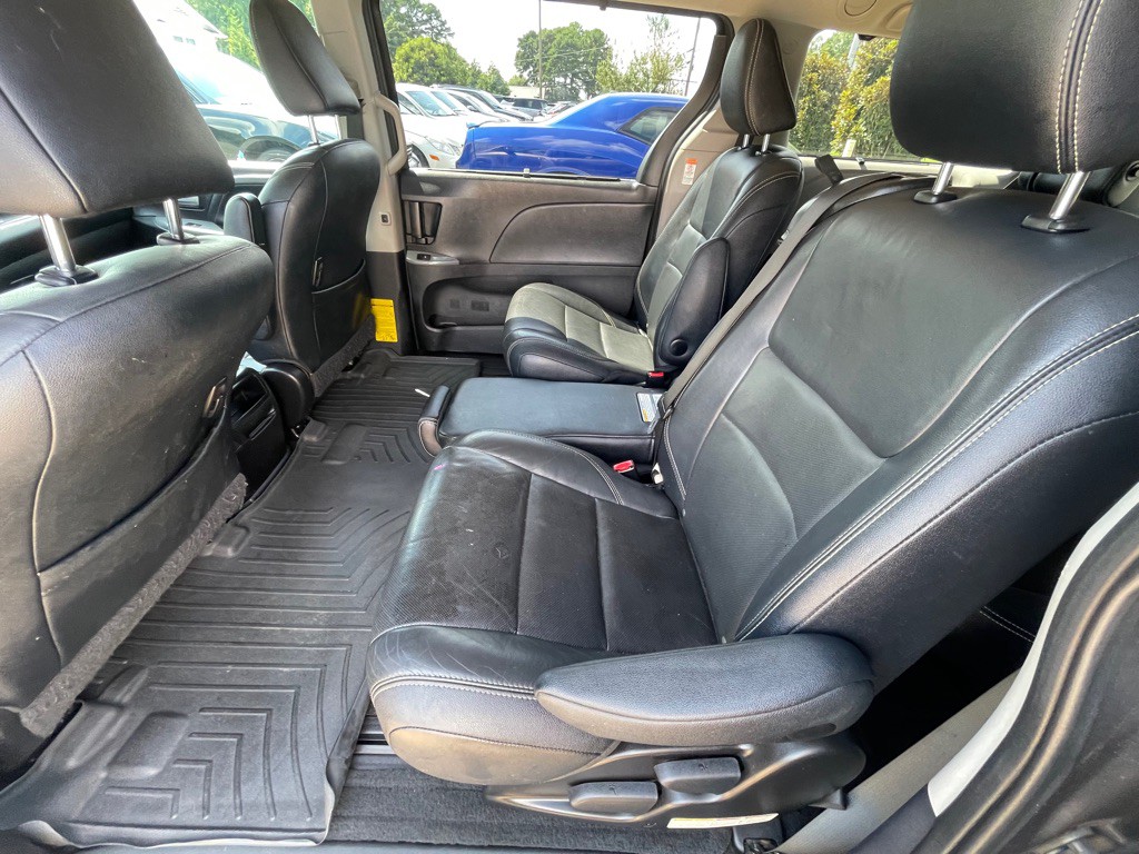 2015 Toyota Sienna Image 13