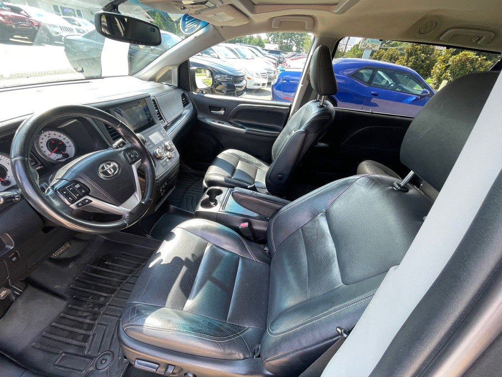 2015 Toyota Sienna Image 15