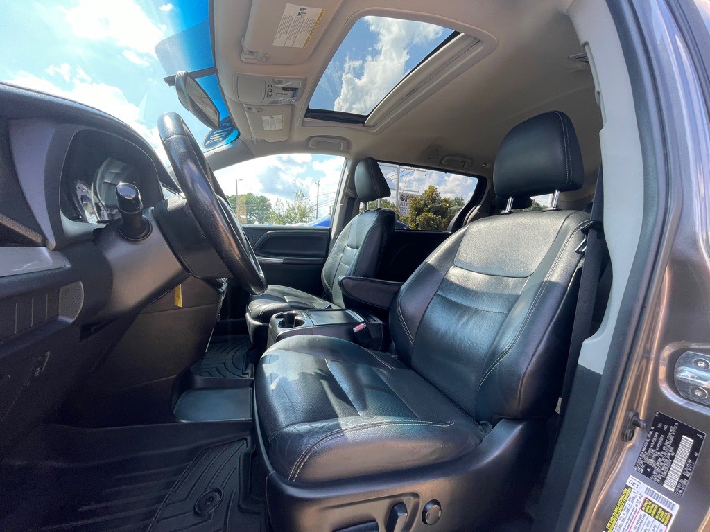 2015 Toyota Sienna Image 16