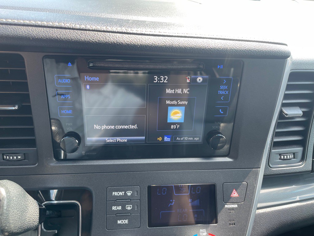 2015 Toyota Sienna Image 23