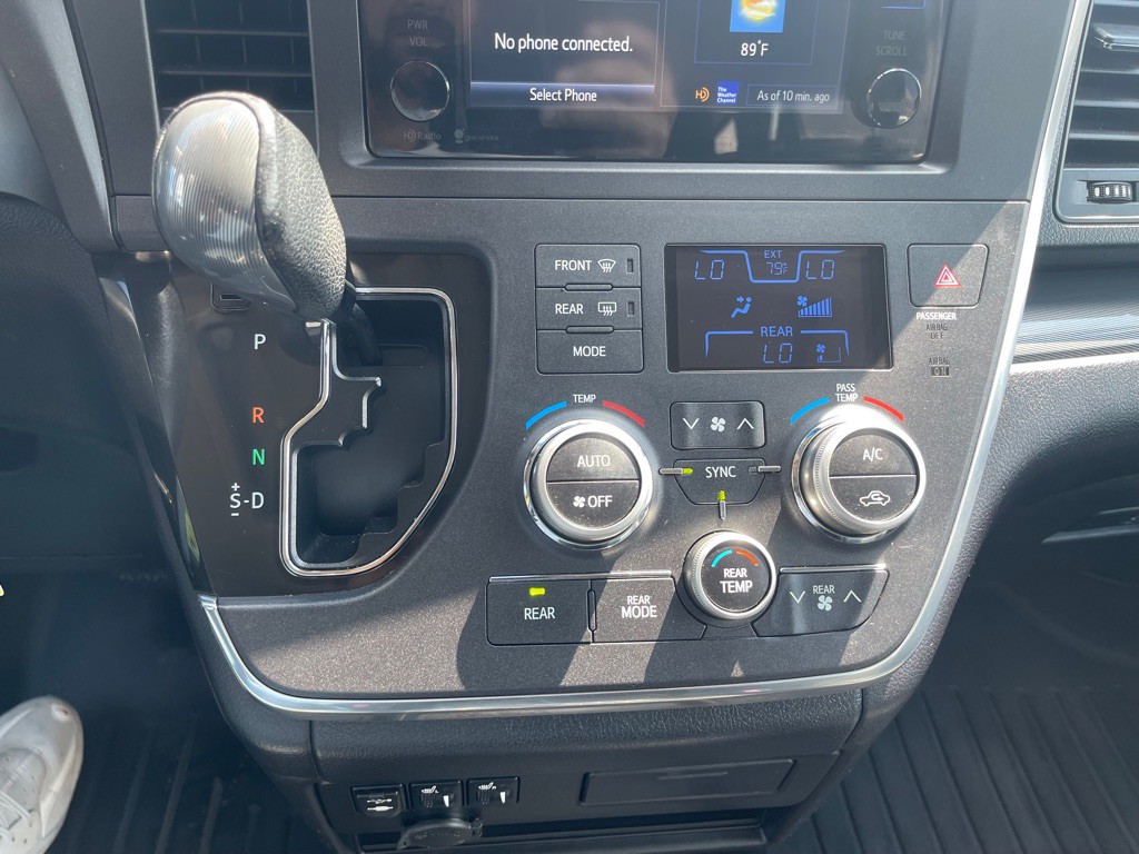 2015 Toyota Sienna Image 24