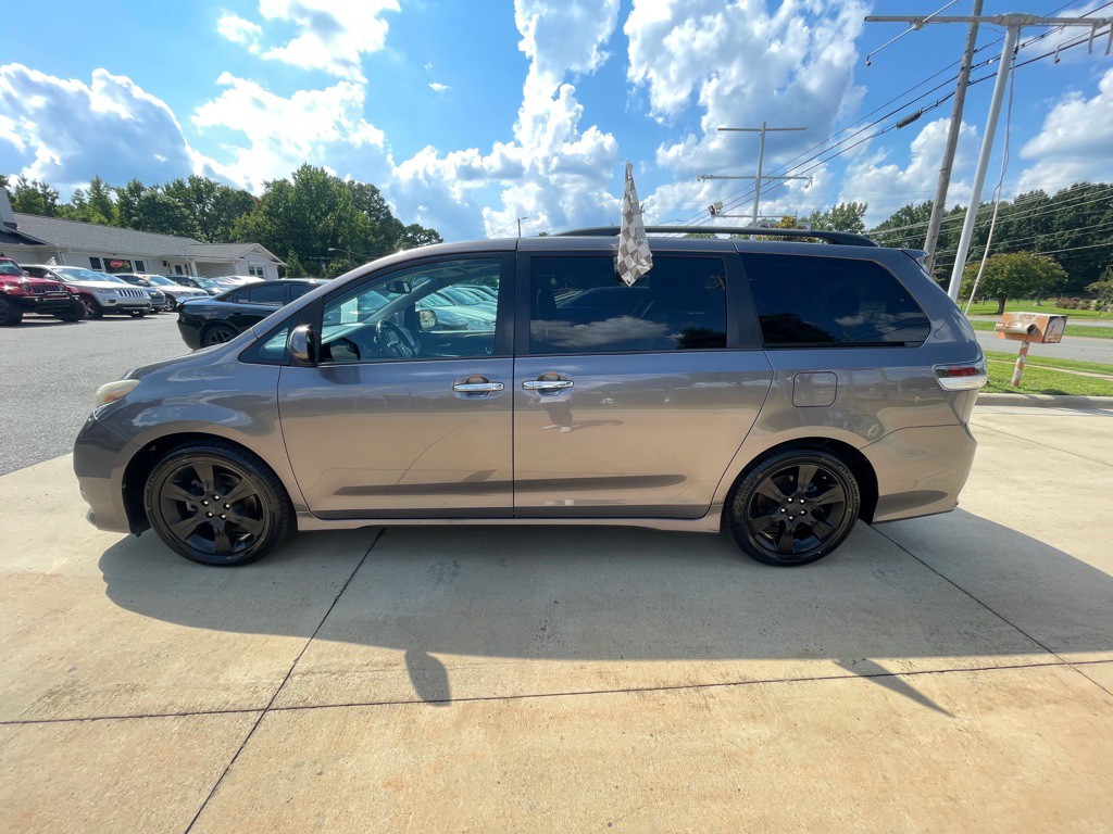 2015 Toyota Sienna Image 30
