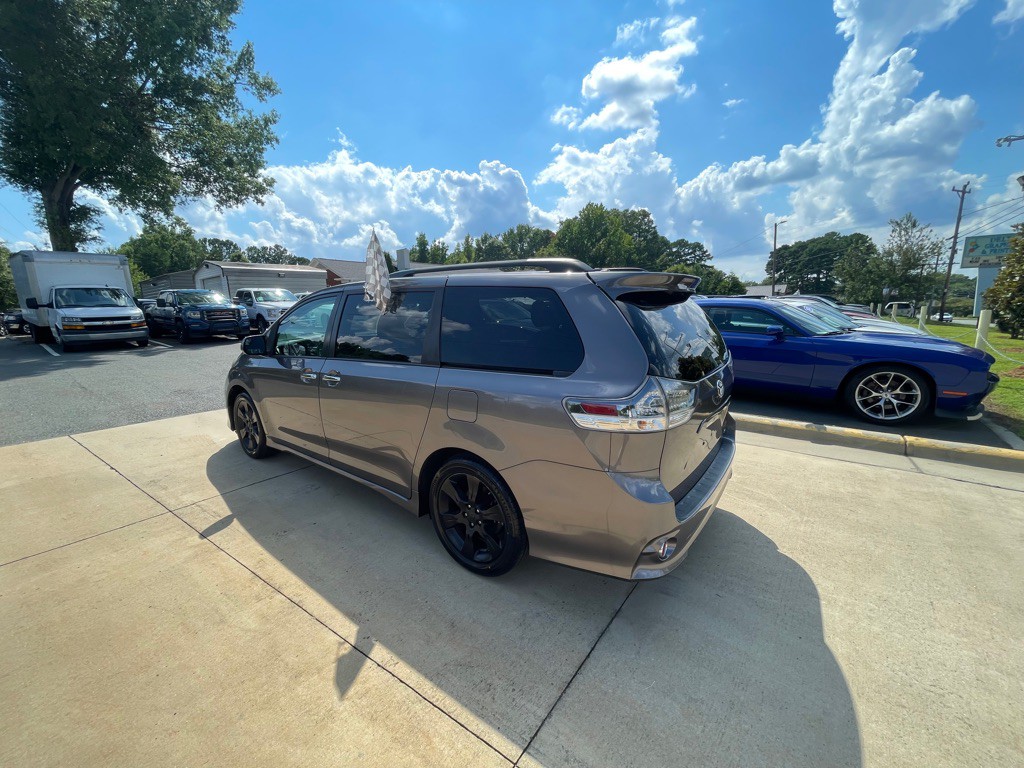2015 Toyota Sienna Image 32