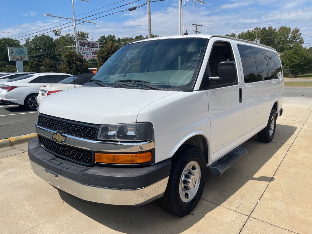 2015 Chevrolet Express Image 3