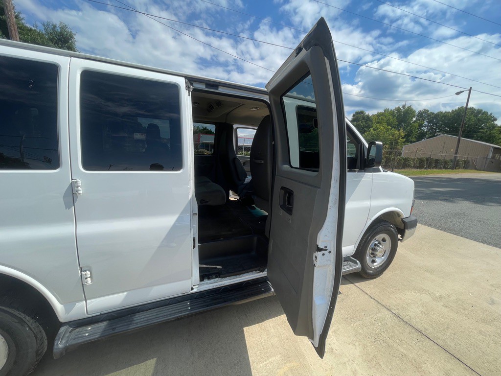 2015 Chevrolet Express Image 19