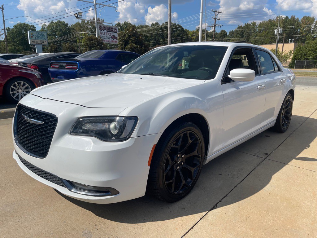 2019 Chrysler 300 Image 3