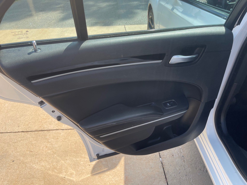 2019 Chrysler 300 Image 8