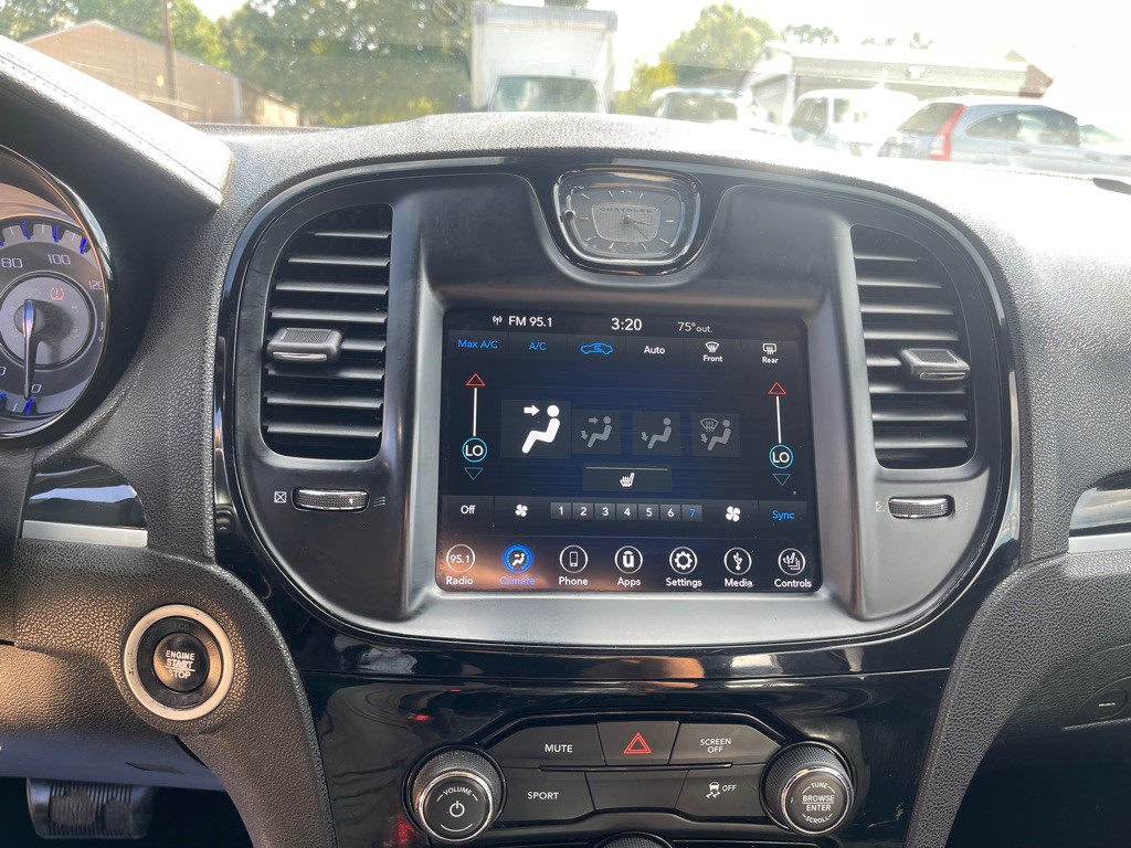 2019 Chrysler 300 Image 14