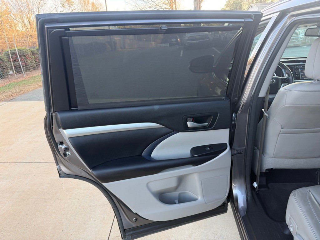 2016 Toyota Highlander Image 14