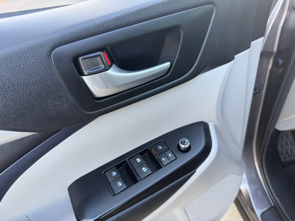 2016 Toyota Highlander Image 16