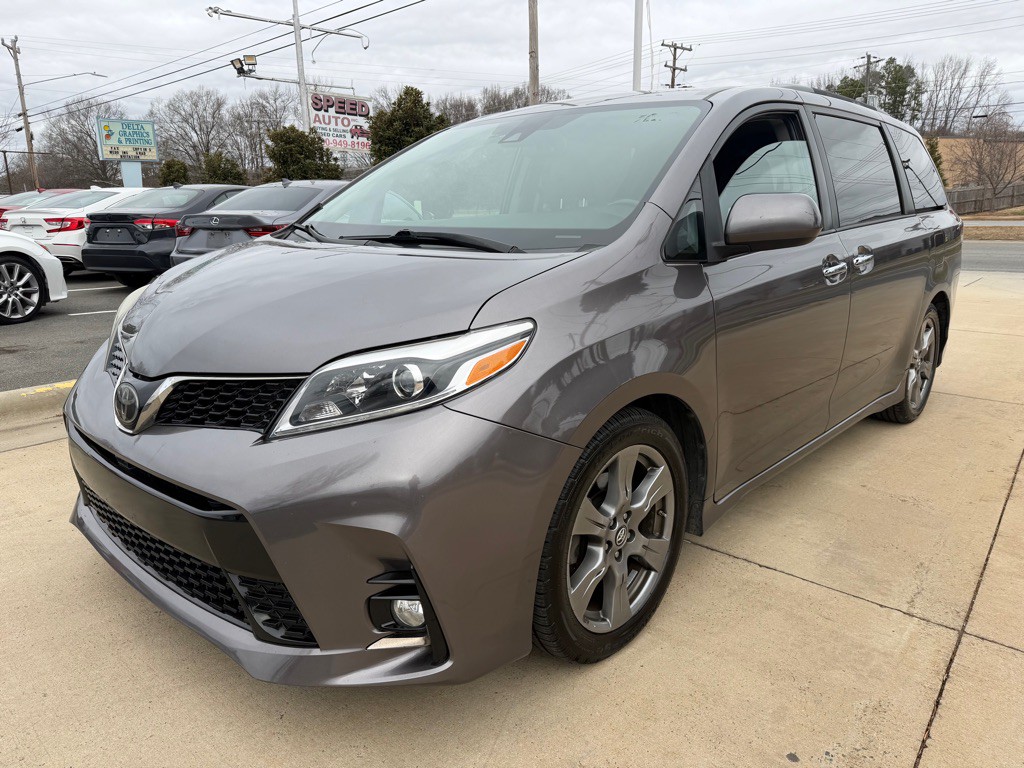 2018 Toyota Sienna Image 3