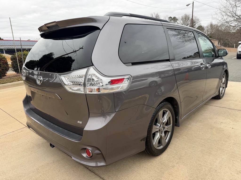 2018 Toyota Sienna Image 7